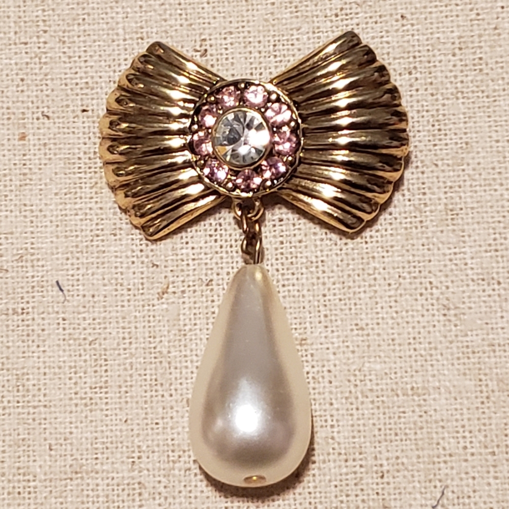 Vintage Gold Tone and Faux Drop Pearl Brooch